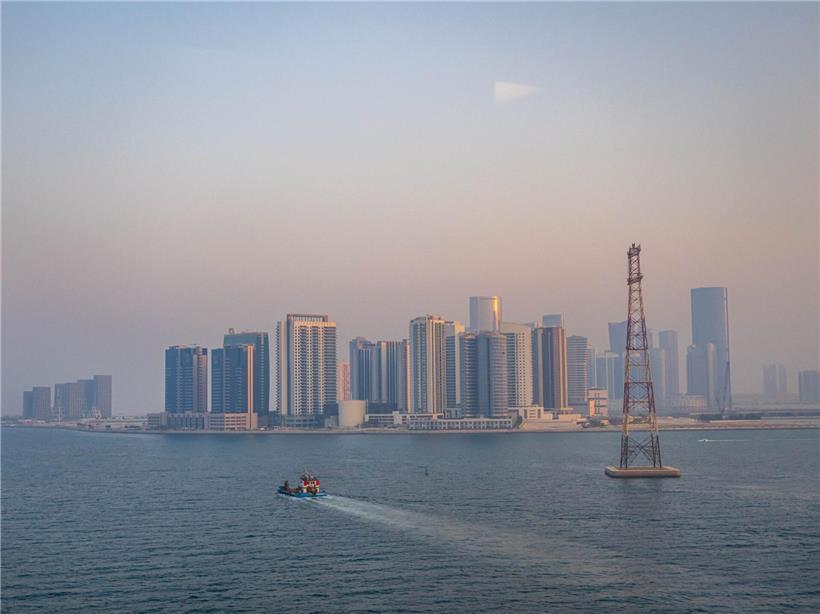 Skyline von Abu Dhabi mit modernen Hochhäusern bei klarem Himmel, urbane Architektur und Wolkenkratzer in der Wüstenmetropole