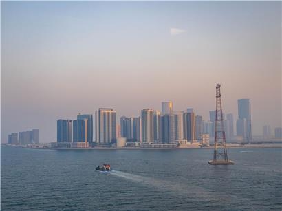 Skyline von Abu Dhabi mit modernen Hochhäusern bei klarem Himmel, urbane Architektur und Wolkenkratzer in der Wüstenmetropole