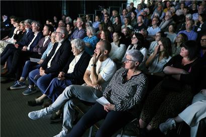Die Hommage an Jay Schiltz „Méi wéi Béierdeckels-Gespréicher“ war an beiden Abenden ausverkauft
