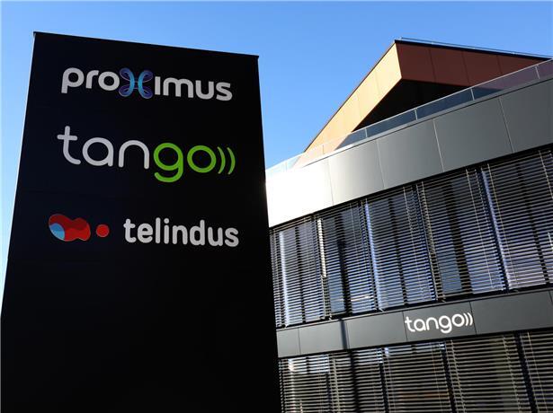 Eingang der Hôpitaux Robert Schuman in Luxemburg mit neu vergebenen 692-Telefonnummern für Patientenservice