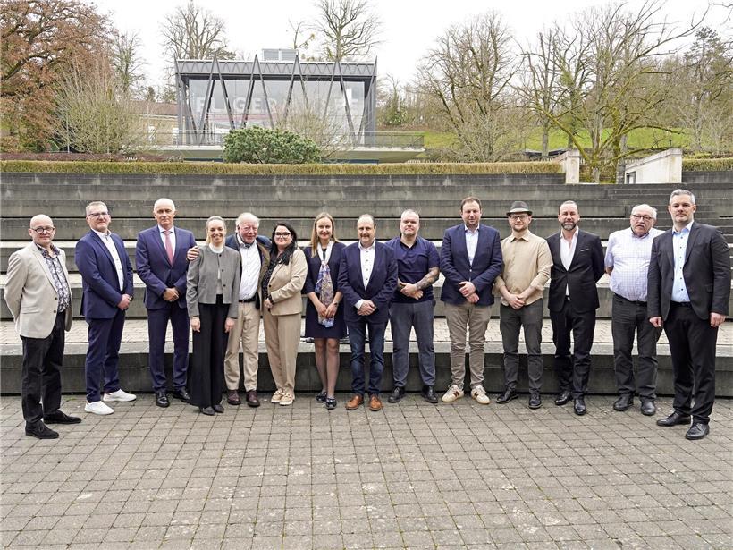 Horesca Teamfoto von Mann und Frau in professioneller Arbeitskleidung für Gastronomie und Hotellerie
