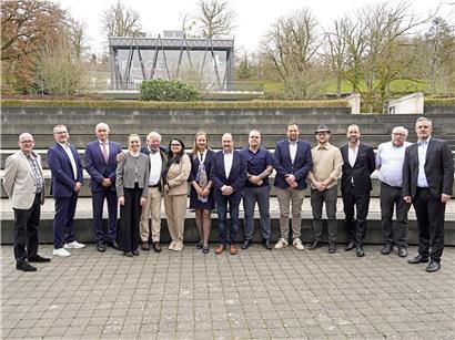 Horesca Teamfoto von Mann und Frau in professioneller Arbeitskleidung für Gastronomie und Hotellerie