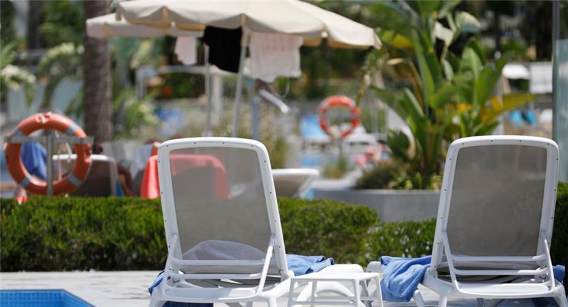 Die Hotels sind voll und damit kehren Unsitten zurück wie „Handtuchkriege“, das Besetzen von Sonnenliegen am frühen Morgen
