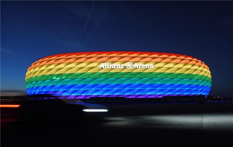 Die Hülle der Allianz Arena anlässlich des Christopher Street Days in Regenbogenfarben
