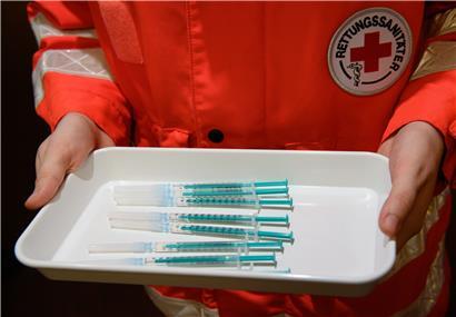 Die Impfungen sind zwar angelaufen, doch es wird noch Monate dauern, bevor so etwas wie Normalität eintreten kann
