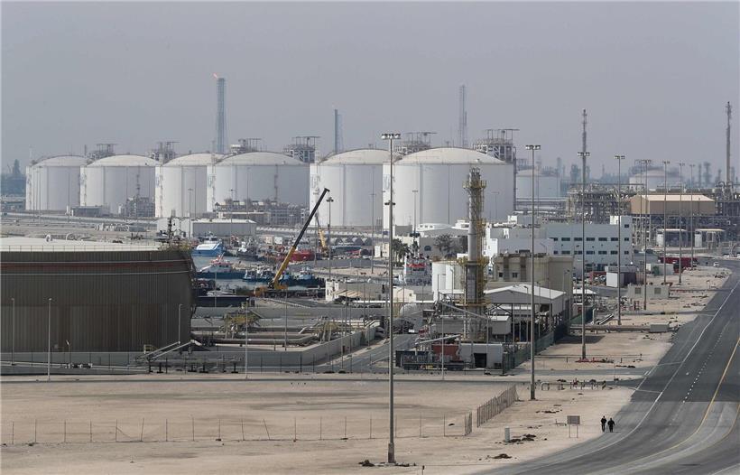 Industriestadt Ras Laffan in Katar mit LNG-Produktionsanlagen und Gasverflüssigungstürmen am Meerufer