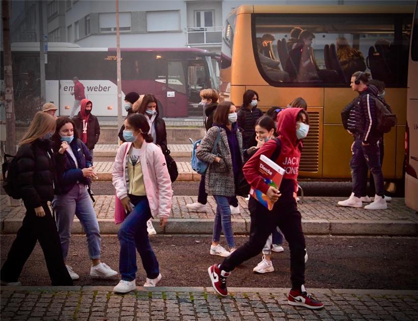 Die Infektionszahlen an Schulen erreichen noch nie dagewesene Höhen. Angst und Nervosität machen sich rund um den Schulbetrieb breit.
