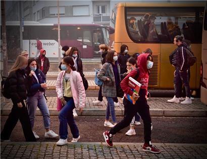 Die Infektionszahlen an Schulen erreichen noch nie dagewesene Höhen. Angst und Nervosität machen sich rund um den Schulbetrieb breit.
