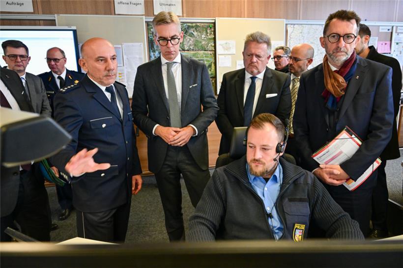 Die Innenminister Gloden und Jost zu Besuch in der Führungs- und Lagezentrale der saarländischen Polizei in Saarbrücken
