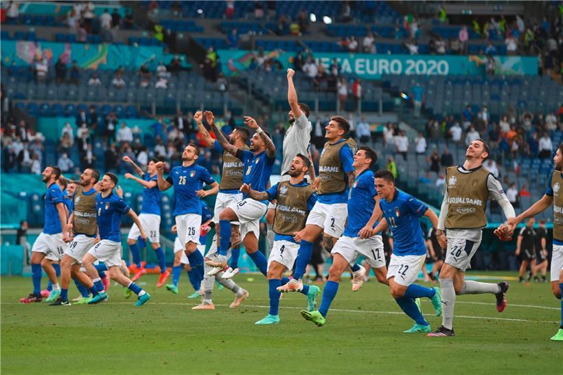 Die Italiener feiern den Einzug ins Achtelfinale
