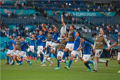 Die Italiener feiern den Einzug ins Achtelfinale
