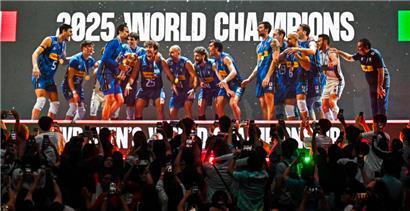 Die Italiener um Kamil Rychlicki (8.v.r.) feiern ihren WM-Titel
