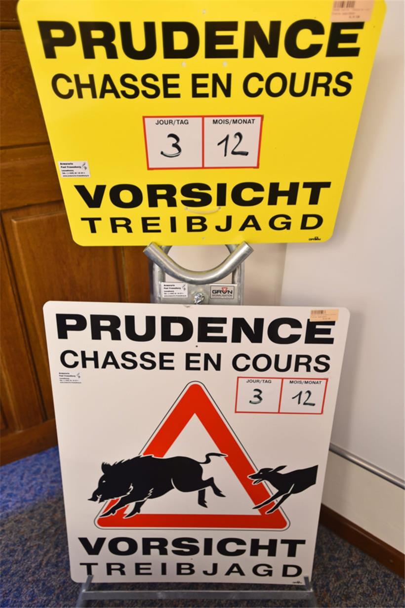 Die Jäger und ihre Helfer stellen Warnschilder auf und räumen diese nach der Treibjagd wieder weg
