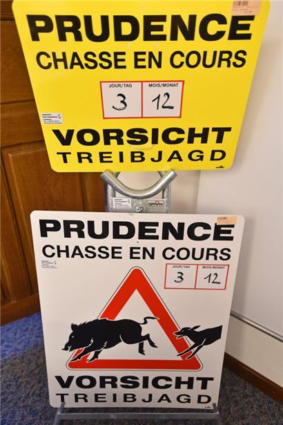 Die Jäger und ihre Helfer stellen Warnschilder auf und räumen diese nach der Treibjagd wieder weg
