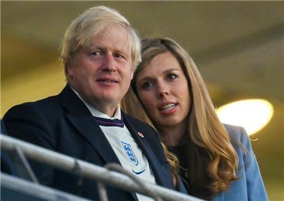 Die Johnsons bei einem Fußballspiel der englischen Mannschaft im vergangenen Jahr
