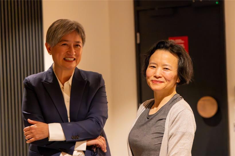 Die Journalistin Cheng Lei (r.) wurde am Tullamarine Airport in Melbourne von der australischen Außenministerin Penny Wong empfangen
