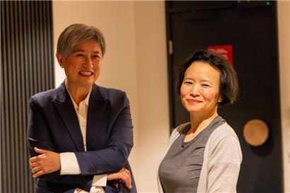 Die Journalistin Cheng Lei (r.) wurde am Tullamarine Airport in Melbourne von der australischen Außenministerin Penny Wong empfangen

