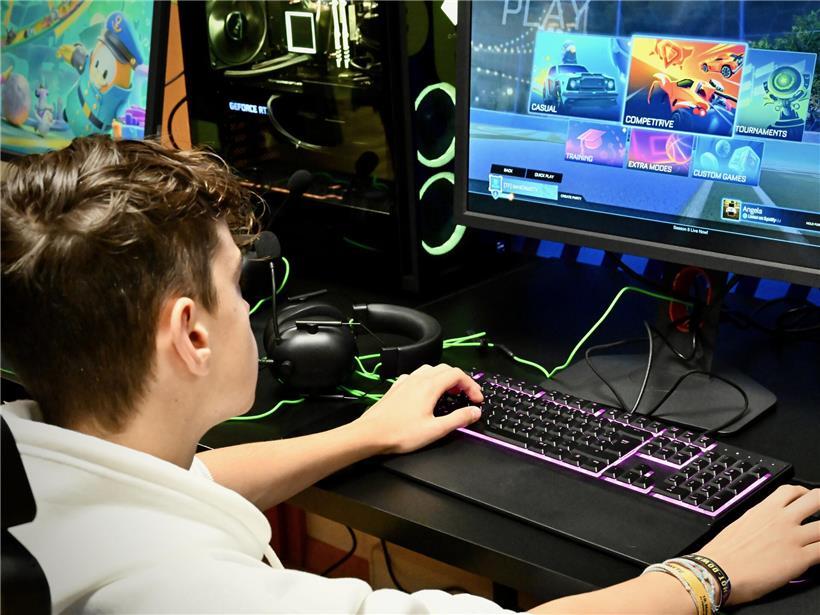 Jugendlicher spielt Videospiele als Flucht aus dem Alltag, Symbol für Gaming und moderne Jugendkultur