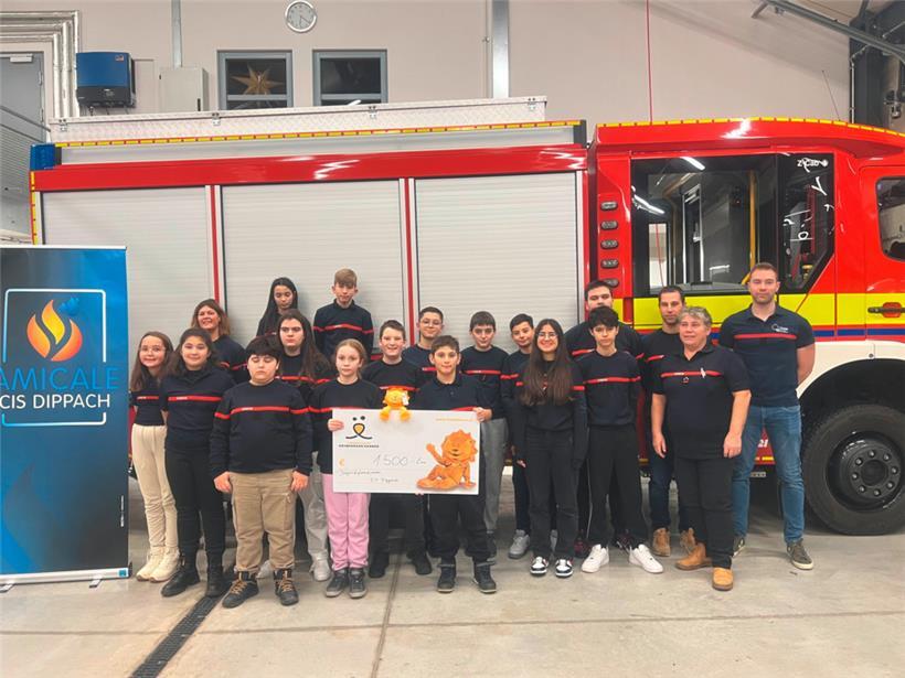 Die Jugendfeuerwehr aus Dippach bei der Scheckübergabe im Vereinslokal
