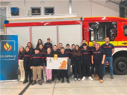 Die Jugendfeuerwehr aus Dippach bei der Scheckübergabe im Vereinslokal
