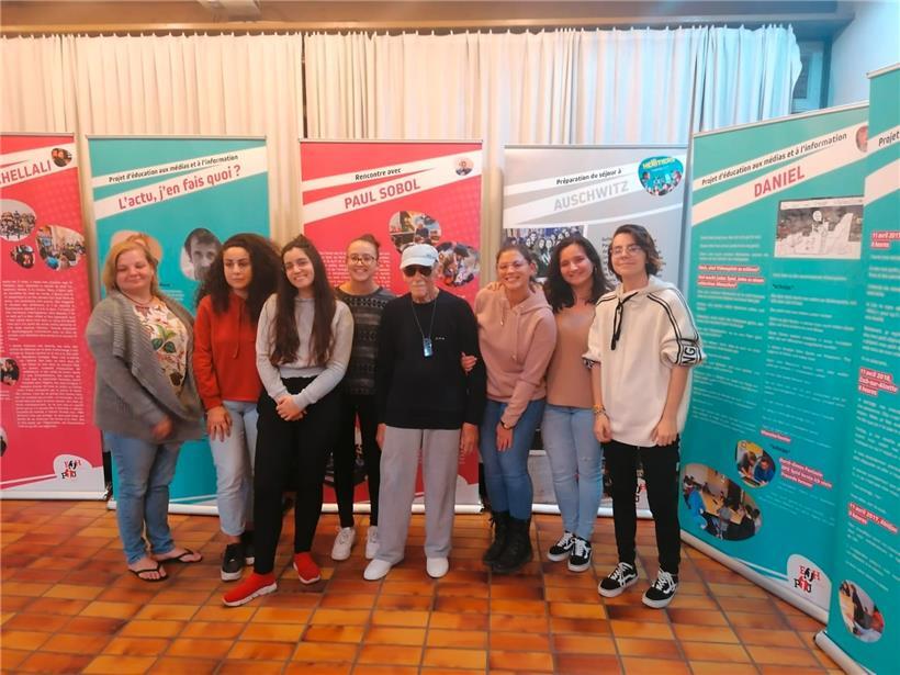 Die Jugendlichen zusammen mit dem Zeitzeugen Paul Sobol
