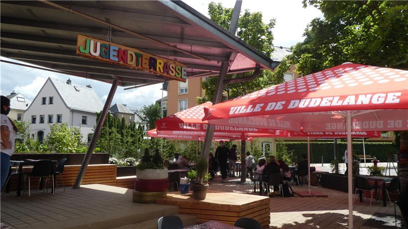 Die Jugendterrasse lädt nicht nur zum Verweilen ein, sondern bietet den Erziehern die Möglichkeit, das Gespräch mit den Jugendlichen zu suchen
