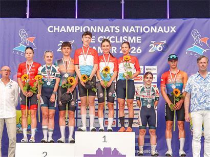 Juniorinnen, Junioren und Masters-Damen gemeinsam auf dem Podium bei Sportveranstaltung, Siegerfeier und Teamgeist sichtbar