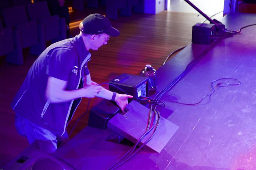 Die Kabel für die Technik werden unter der Bühne verstaut