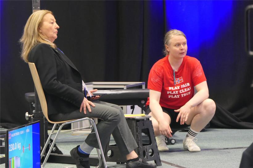 Die Kampfrichter und Trainer haben das Geschehen auf der Plattform stets im Blic...