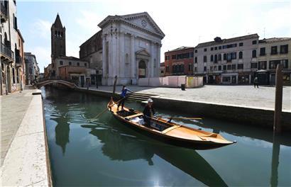 Die Kanäle der Lagunenstadt sind ruhig wie selten. Im September soll sich das ändern: Die Veranstalter der Filmfestspiele von Venedig kündigen an, dass das älteste Filmfestival der Welt wie geplant stattfinden soll.
