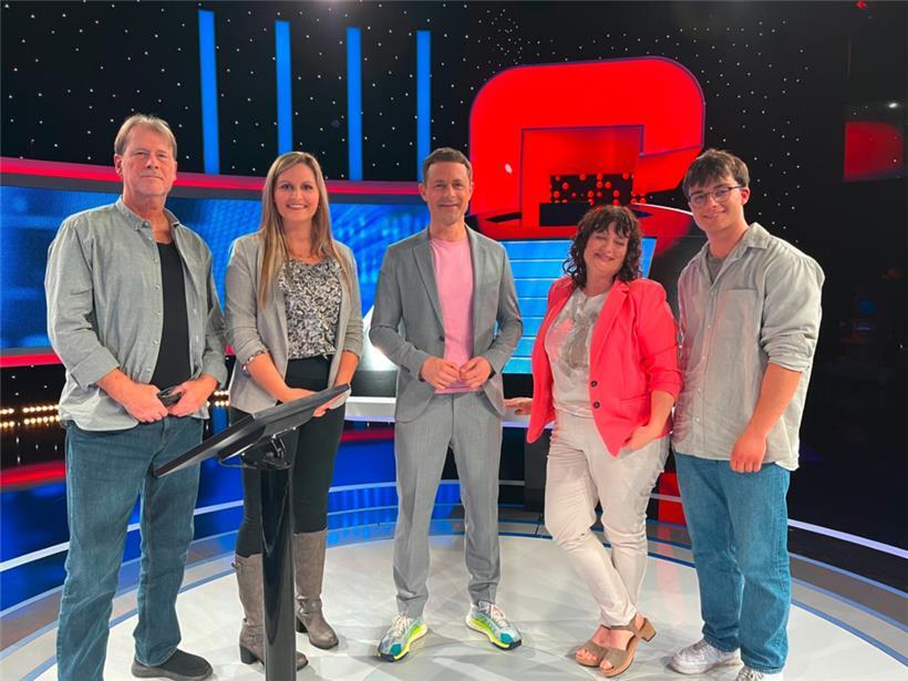 Die Kandidaten Jürgen, Claudine (zweite von links), Sonja und Kim mit Moderator Alexander Bommes (Mitte)
