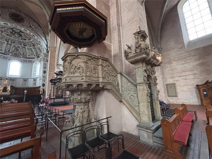 Die Kanzel im Trierer Dom steht ziemlich zentral. Trotzdem ist der Diebstahl nicht aufgefallen
