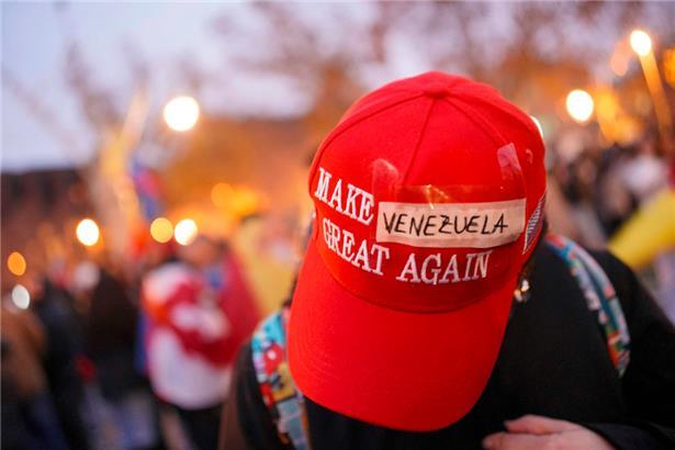 Die Kappe eines Demonstranten am 4. Januar in Barcelona bei einer Veranstaltung zur Unterstützung des venezolanischen Volkes
