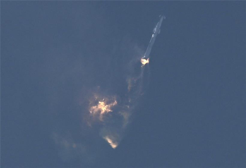 Die Kapsel des SpaceX-Raumschiffs sollte sich drei Minuten nach dem Start von der ersten Stufe der Rakete trennen, doch die Trennung gelang nicht und die Rakete explodierte
