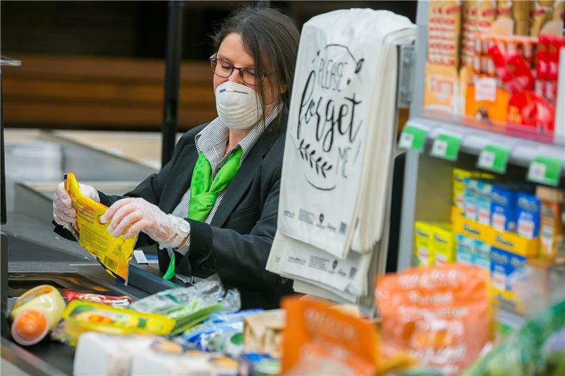 Die Kassierer in den Supermärkten schützen sich so gut wie möglich
