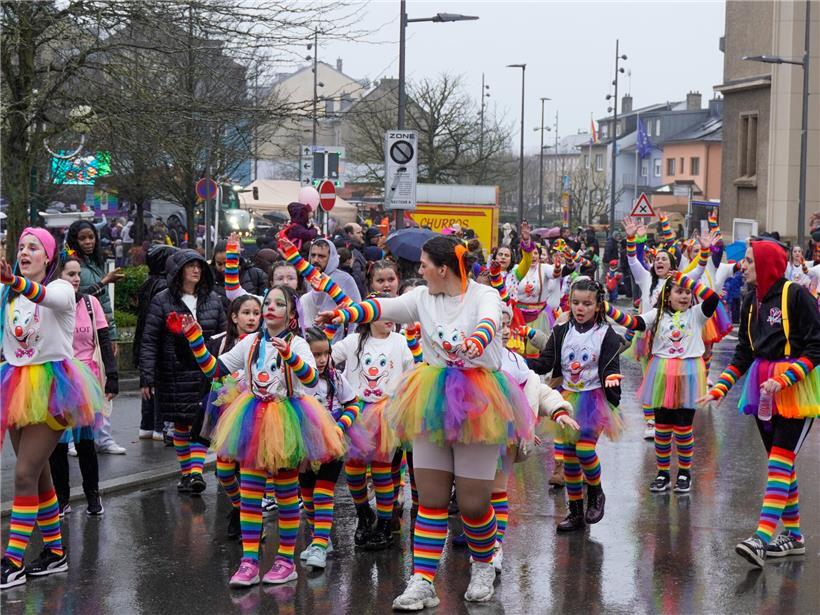 Bunte Cavalcade de Schifflange Umzugswagen beim Carnaval 2026 mit fröhlichen Teilnehmern und festlicher Dekoration