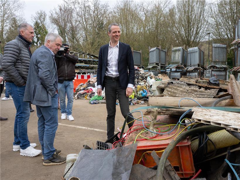 Marco Lux, Jean Weiler und Umweltminister Serge Wilmes inspizieren aus dem Wasser gefischten Müll zur Umweltaktion in Kayl
