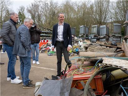 Marco Lux, Jean Weiler und Umweltminister Serge Wilmes inspizieren aus dem Wasser gefischten Müll zur Umweltaktion in Kayl