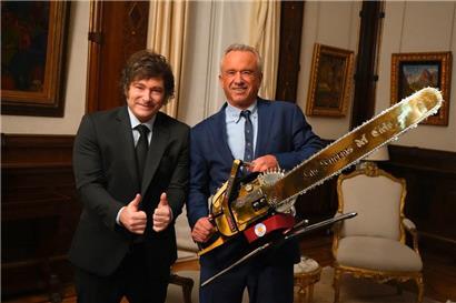 Die Kettensäge als Symbol der Disruption – hier Argentiniens Präsident Javier Milei (l.) mit US-Gesundheitsminister Robert Kennedy jr. (r.)
