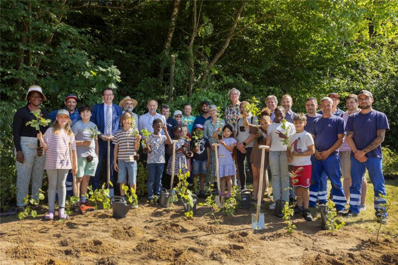 Die Kinder des Schülerhorts Eich und weitere Freiwillige pflanzten am Freitag einen Mini-Wald
