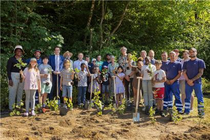 Die Kinder des Schülerhorts Eich und weitere Freiwillige pflanzten am Freitag einen Mini-Wald
