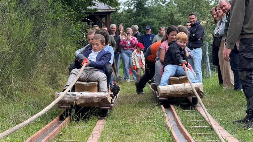 Die Kinder lernen Naturverbundenheit durch Spiel und Spaß 
