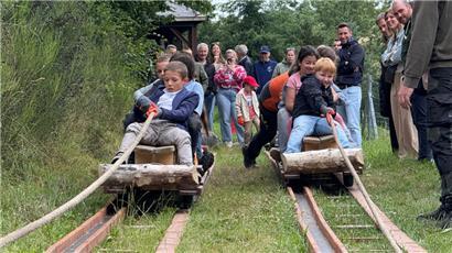 Die Kinder lernen Naturverbundenheit durch Spiel und Spaß 
