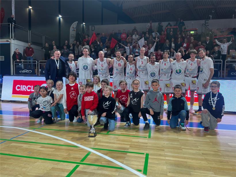 Die Kinder waren vor dem Finale fast schon nervöser als die Papas und durften bei der Siegerehrung dann auch nicht fehlen
