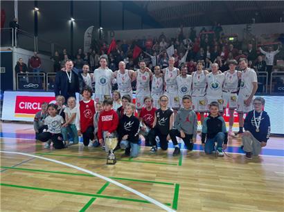 Die Kinder waren vor dem Finale fast schon nervöser als die Papas und durften bei der Siegerehrung dann auch nicht fehlen
