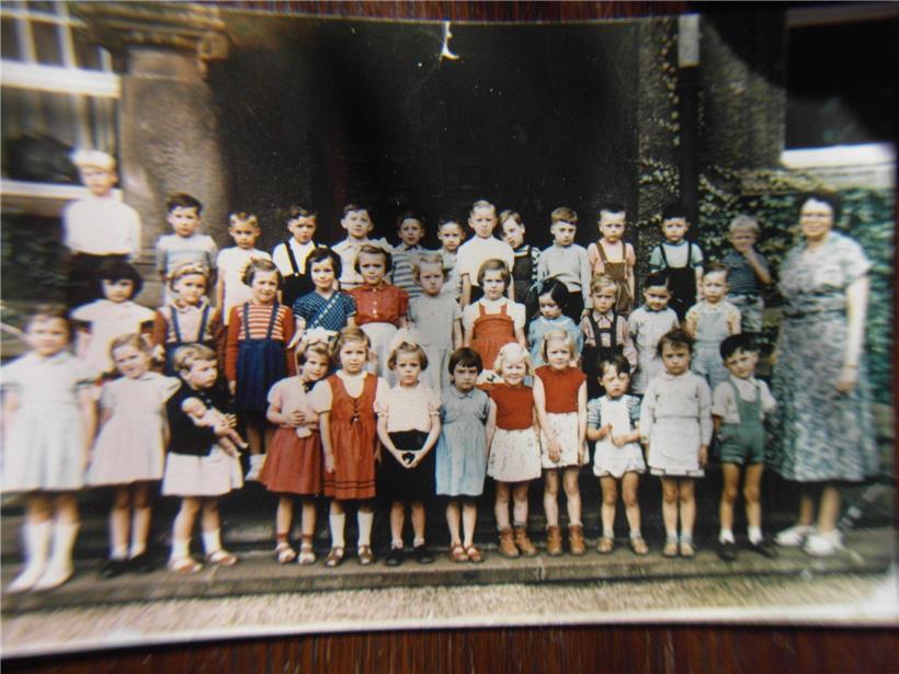 Die Klassenfotos der Mädchen aus dem Quartier wurden meist im Casino in Esch gem...