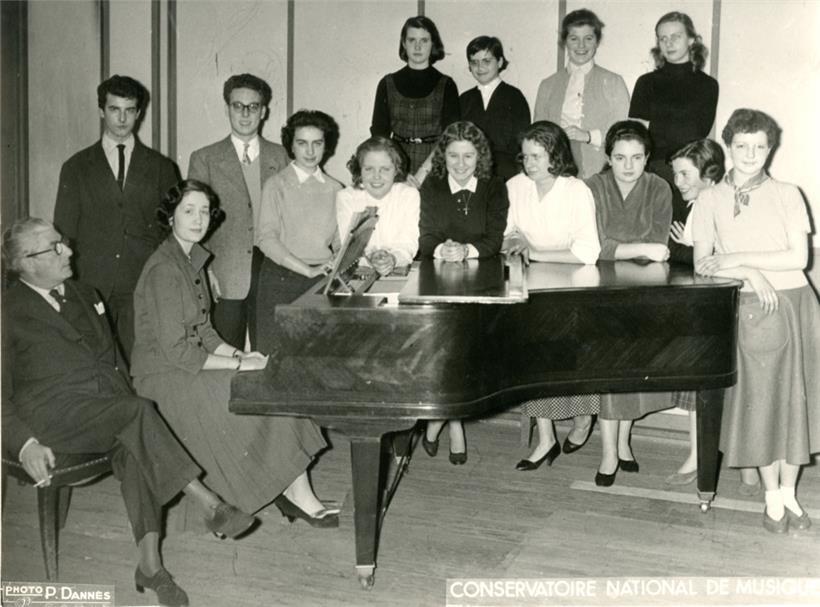 Die Klavierklasse von Joseph Benvenuti am Pariser Musikkonservatorium, 1957. Jeannette Giampellegrini in der ersten Reihe, 3.v.l.
