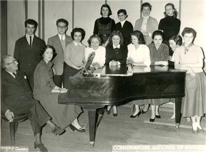 Die Klavierklasse von Joseph Benvenuti am Pariser Musikkonservatorium, 1957. Jeannette Giampellegrini in der ersten Reihe, 3.v.l.
