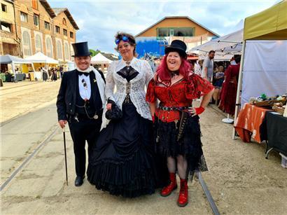 Die Kleidung der Steampunker lehnt sich an den Modestil des viktorianischen Zeitalters an

