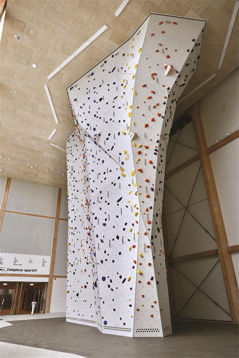 Kletterwand von ClimbX im COHS Lallingen mit bunten Griffen für Indoor-Klettersport